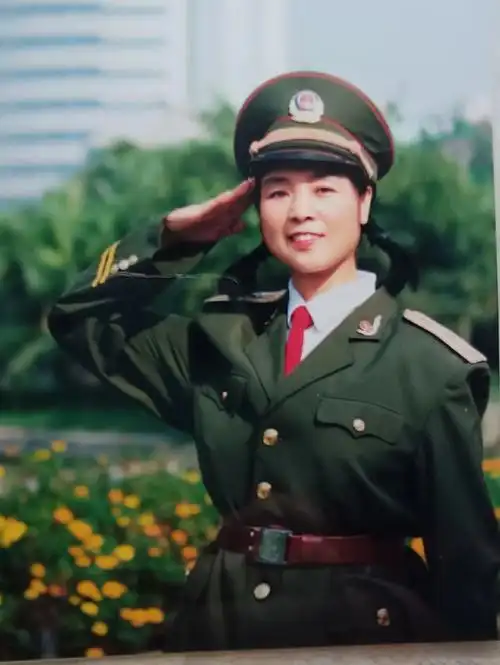 我爱绿色的军衣!#今天八一建军节,发几张军装照片,向祖国致敬 - 抖音