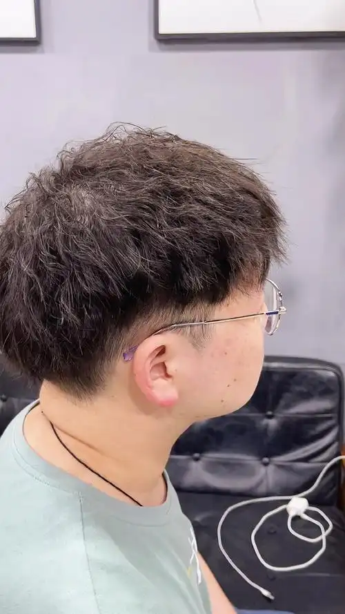 男生微胖,圆脸,摩根烫