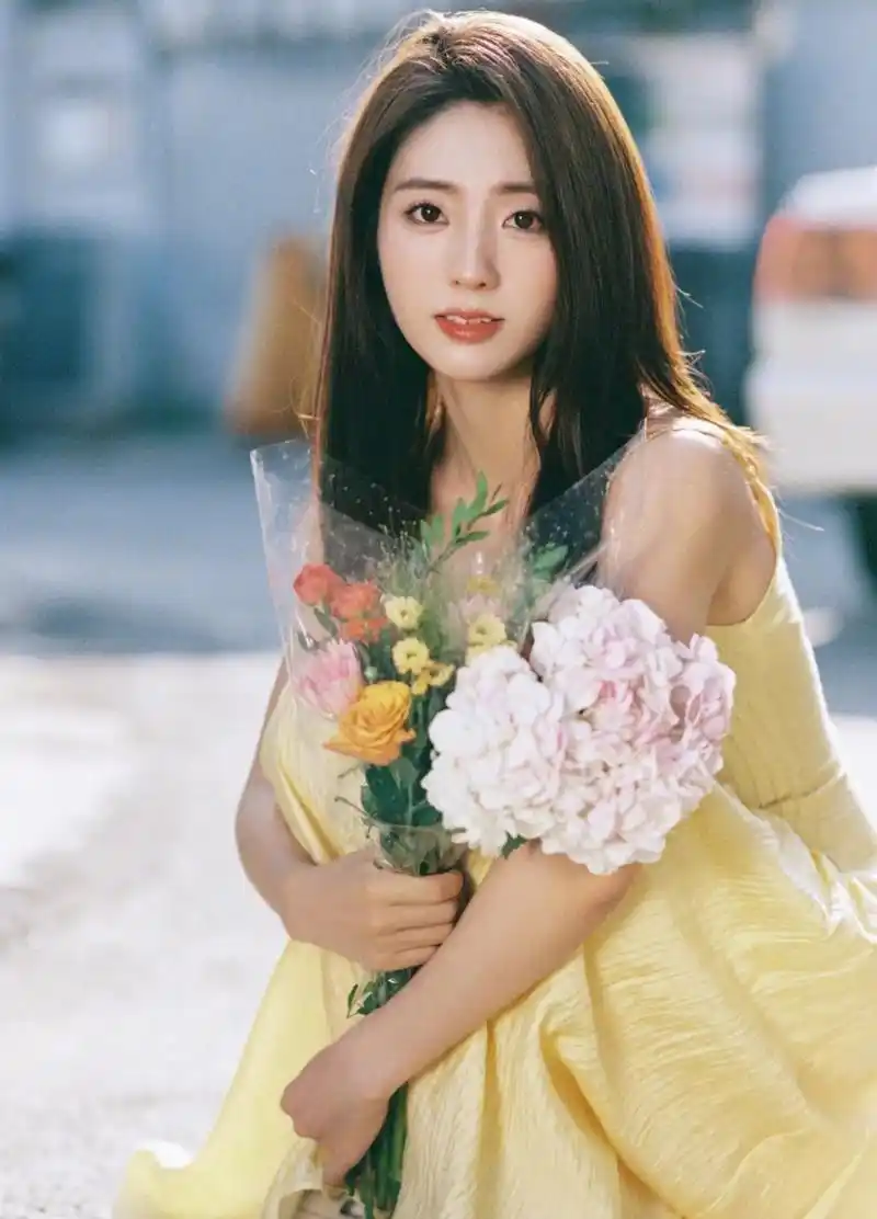 邢菲说: 喜欢秋天 就像谈恋爱一样 早晚都凉～  想不到 邢菲说的话还