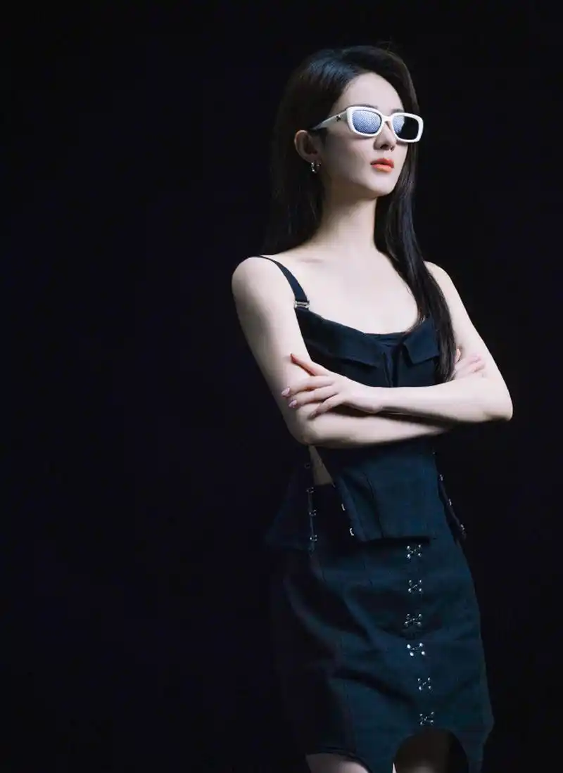 【赵丽颖最新时尚大片 戴眼镜酷拽高冷御姐范】  赵丽颖的最新眼镜