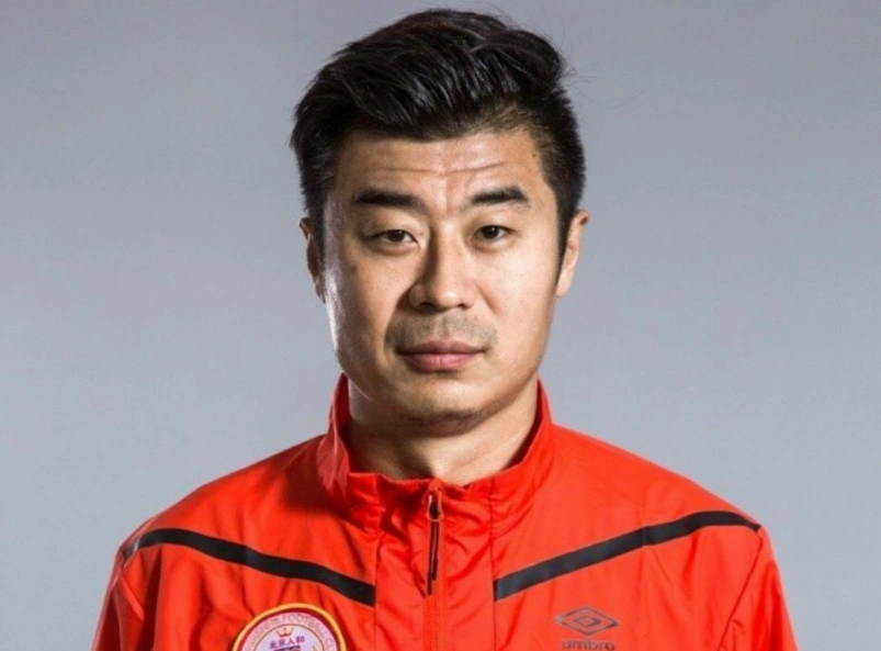 全能型球员韩鹏,荣誉无数球迷众多,成为山东鲁能教练组成员之一