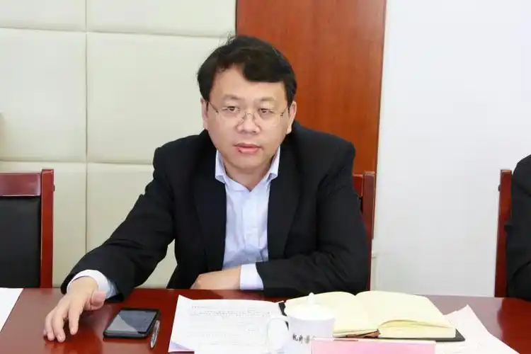 12月22日上午,区委筹备组副组长苗宁礼同志在新区办公楼六楼会议室