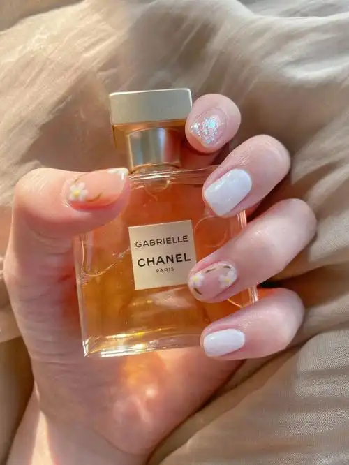 超级适合夏天的小花清新美甲