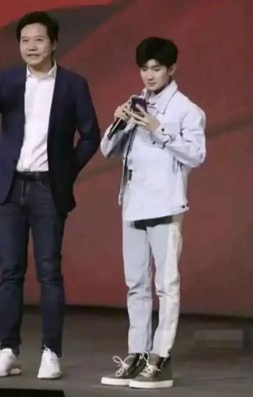 宋亚轩个人资料身高181宋亚轩和183黄子韬同框