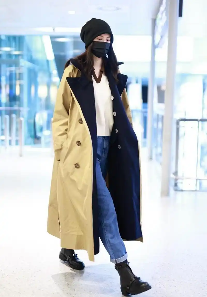 何穗机场街拍 卡其色大衣 v领毛衣 牛仔裤 毛线帽干练利落