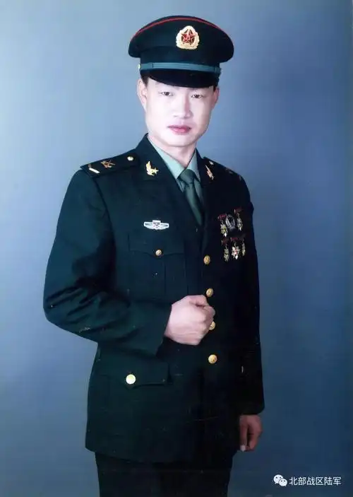 二期士官时的陈树新2011年11月,我到机关担任政工网管理员,我与网络