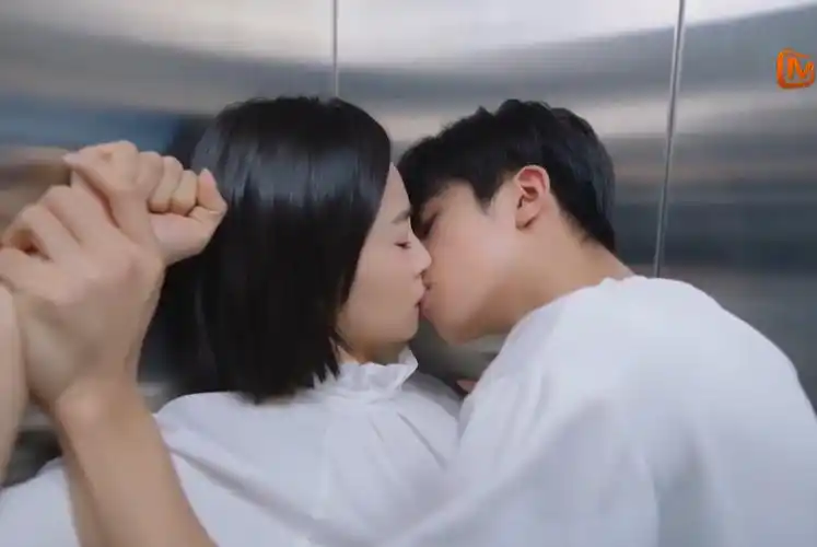 下一站是幸福:男女主互相热吻,十指相扣大秀恩爱,下一秒破碎?