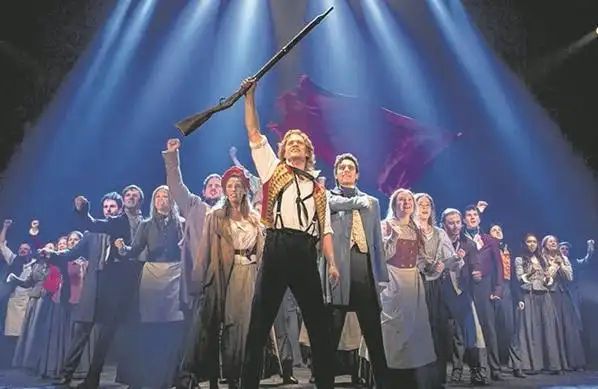 《悲惨世界》音乐剧预演 br />2000观众起立鼓掌3分钟