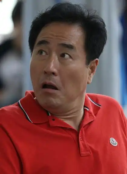 一家之主傅明老人(文兴宇 饰)是参加过革命的老干部,退休之后依然官腔