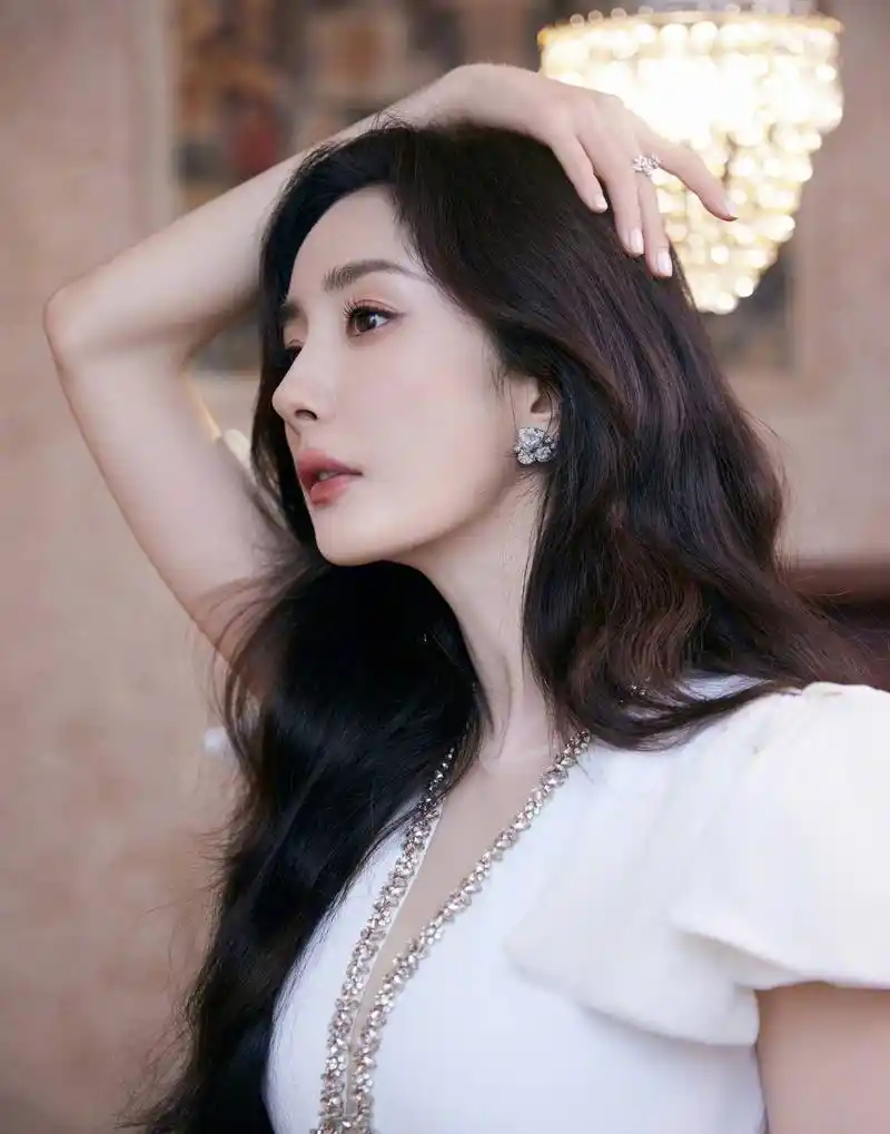 杨幂穿搭大揭秘!独特时尚风格让你惊艳不已!_造型_表演_魅力