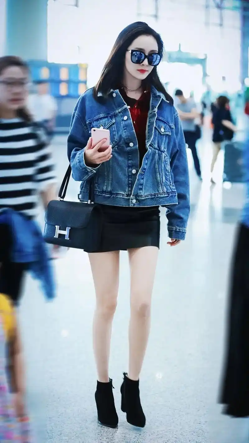 原创杨幂钟爱的一件时尚单品披上牛仔外套变身潮酷女孩经典百搭