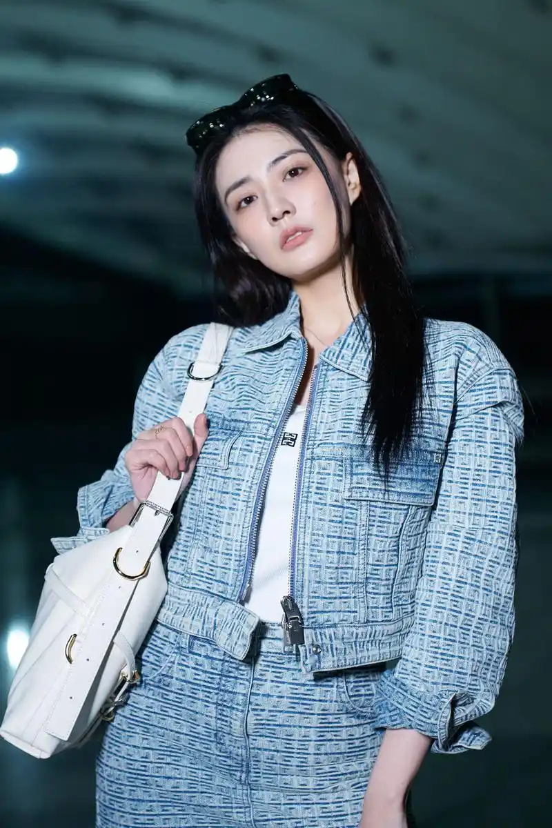 徐璐兰色格子套装长筒靴时尚写真