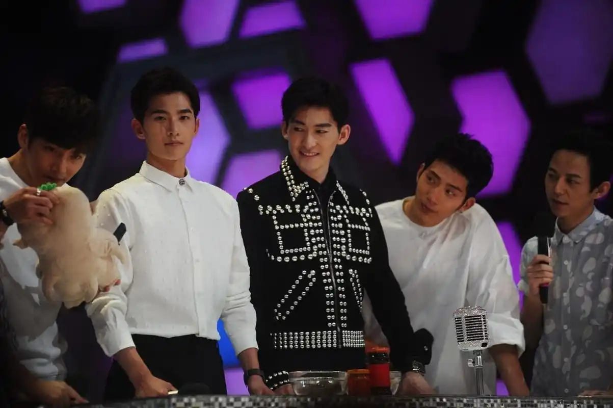 多年前,杨洋,张翰,井柏然,一起参加综艺节目的现场照片!