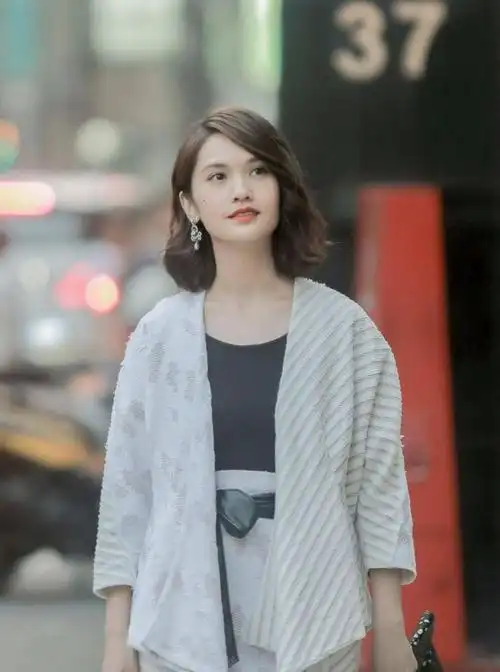 杨丞琳又换新发型,留齐刘海再染新发色,36岁显嫩回23岁