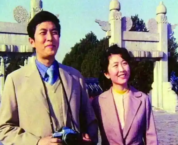 回顾演员壮丽嫁唐国强婚后连生两子如今一家五口幸福美满