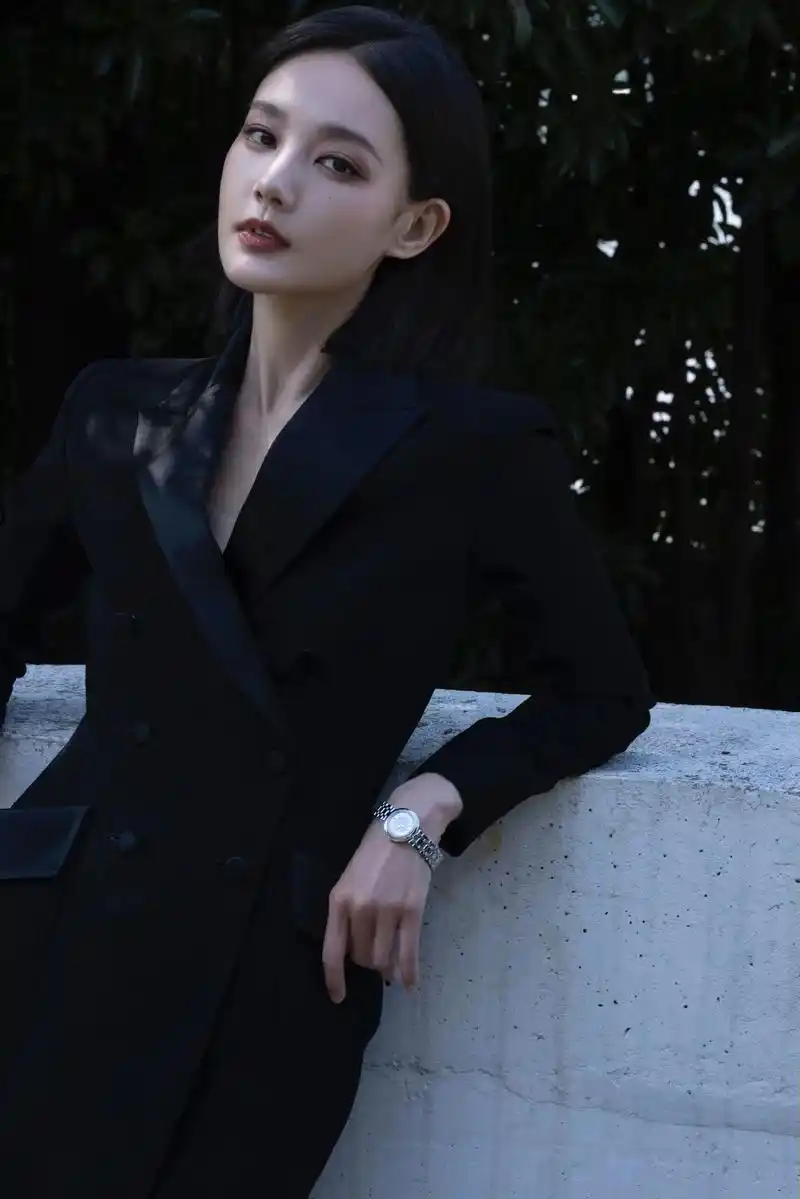 李一桐的黑西装  眼神鲨我99.#李一桐 #美出高级感 #又 - 抖音