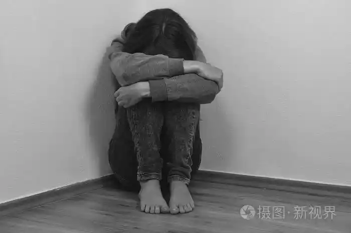 伤心哭泣的女孩