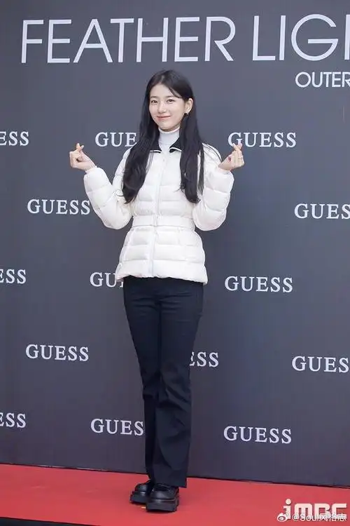 秀智 今日guess活动造型 身着白色羽绒服搭配黑色长裤……__财经头条