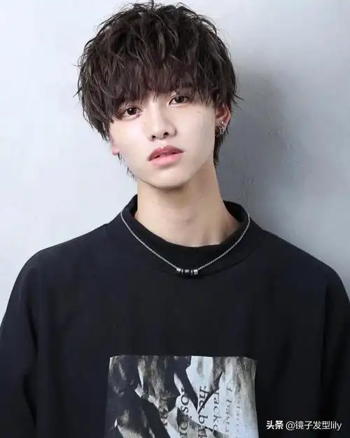 发型图片男短发 帅气(最流行的三种男士发型)(10)