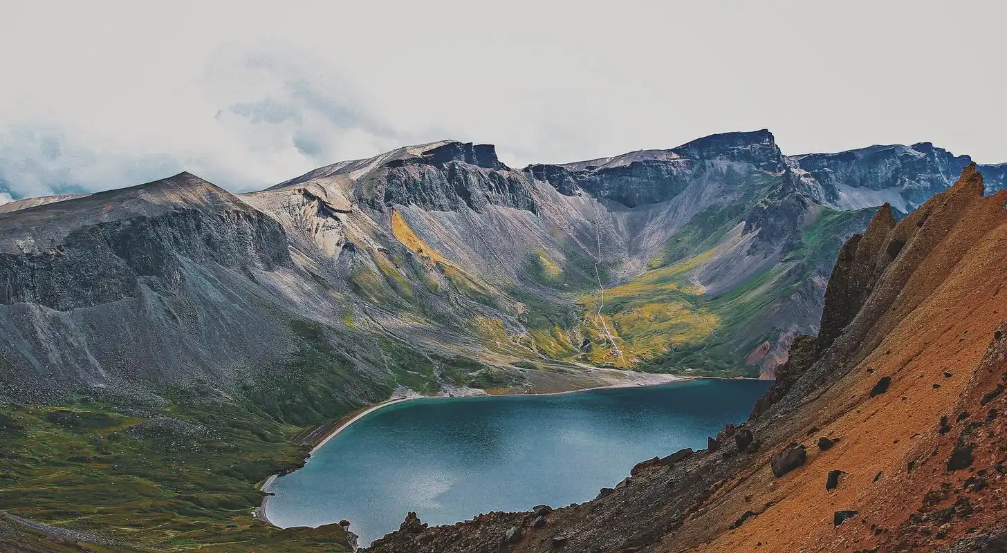 **长白山高度知识科普**  长白山,这座位于中国东北与朝鲜边境的巍峨