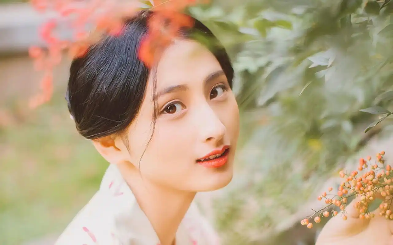 和服美女清新养眼户外写真桌面壁纸