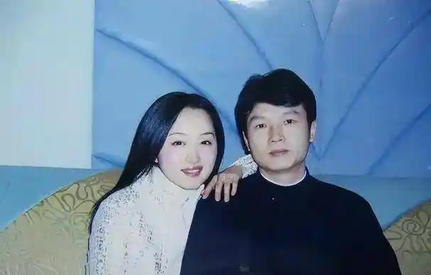 于是,杨钰莹沦陷在与赖文峰的爱情世界里,在事业的巅峰,她选择了退出