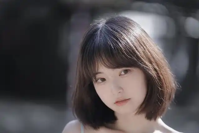 短发女孩清纯文静,一双眸子充满灵气,真美!