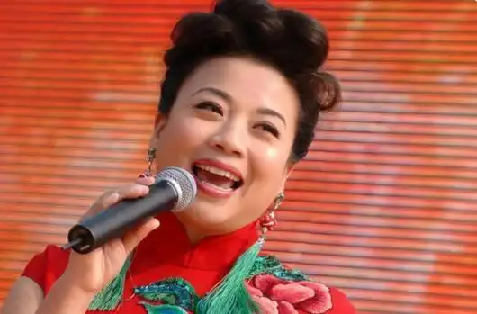 她是国家一级演员,连登25年春晚,52岁无儿无女,为何无人敢娶?