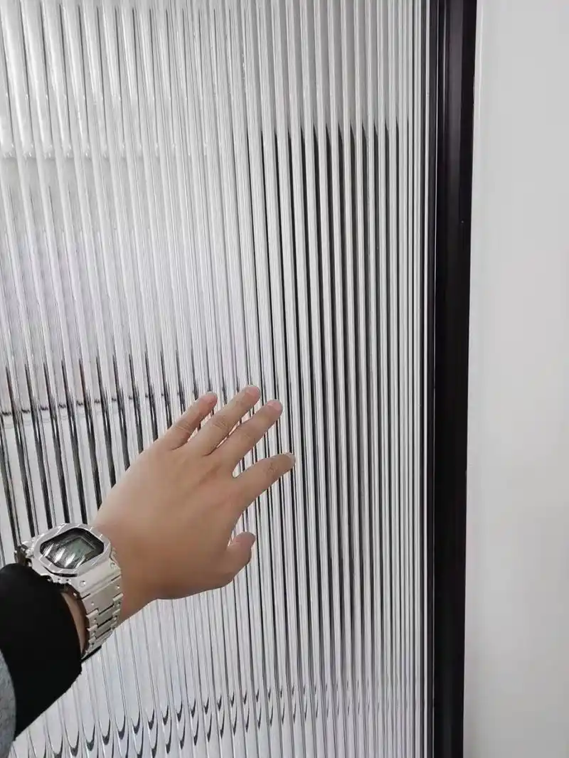 长虹玻璃又叫瓦楞玻璃,一面是光滑的,另一面是波浪纹的,作为当下低