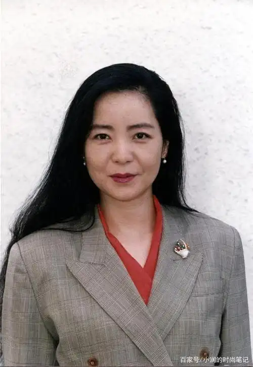 邓丽君年轻时就在引领时尚,白色大衣 丝袜美得脱俗,照穿不过时