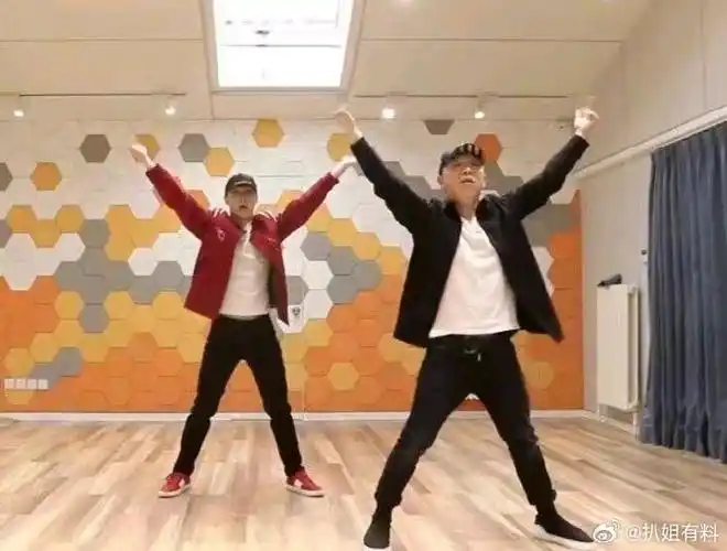 黄渤开跳科目四#一直知道我渤哥跳舞魔性,但是没想到场面会这么混乱
