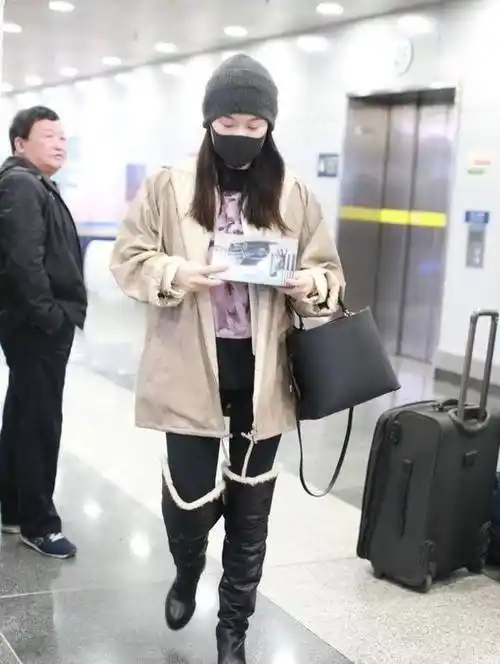 原创39岁霍思燕穿羊毛皮靴现身机场被老公宠成幸福肥