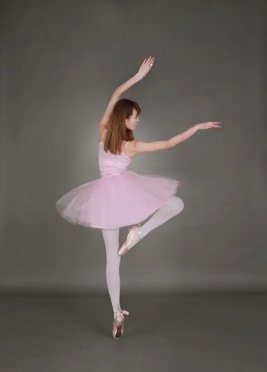室内练习芭蕾女孩,舞姿柔美,清新脱俗,含苞待放