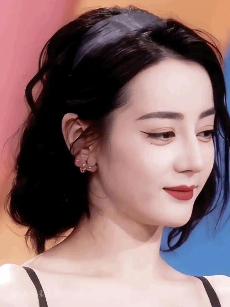 果然美女都能轻松驾驭各种发型,迪丽热巴这个短发造型好公主啊[送花花