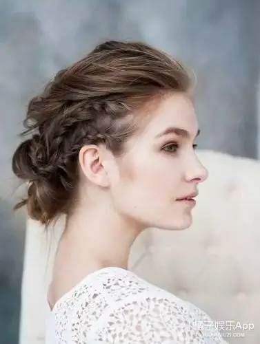 在侧边编上麻花辫搭配,简直不要太浪漫优雅好吗.