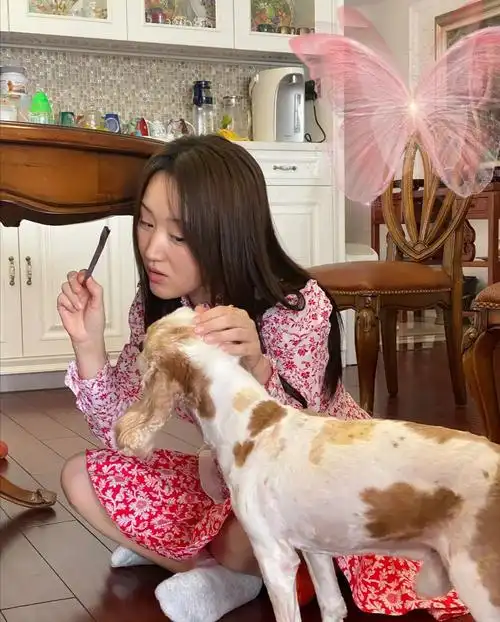 原创杨钰莹在家的素颜照,丝毫不掩饰黝黑脸蛋,有皱纹也大方任拍!