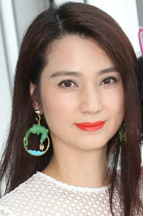 网友偶遇48岁洪欣素颜昔日豆腐西施如今气质优雅