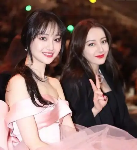 杨幂,杨颖同框破不和传闻,台前拼美争艳,台下裹羽绒服御寒