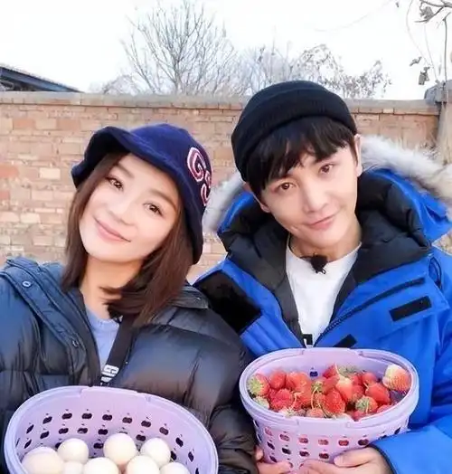 扯领口,开"暧昧"玩笑,这些"没分寸感"的女星比男明星还可怕