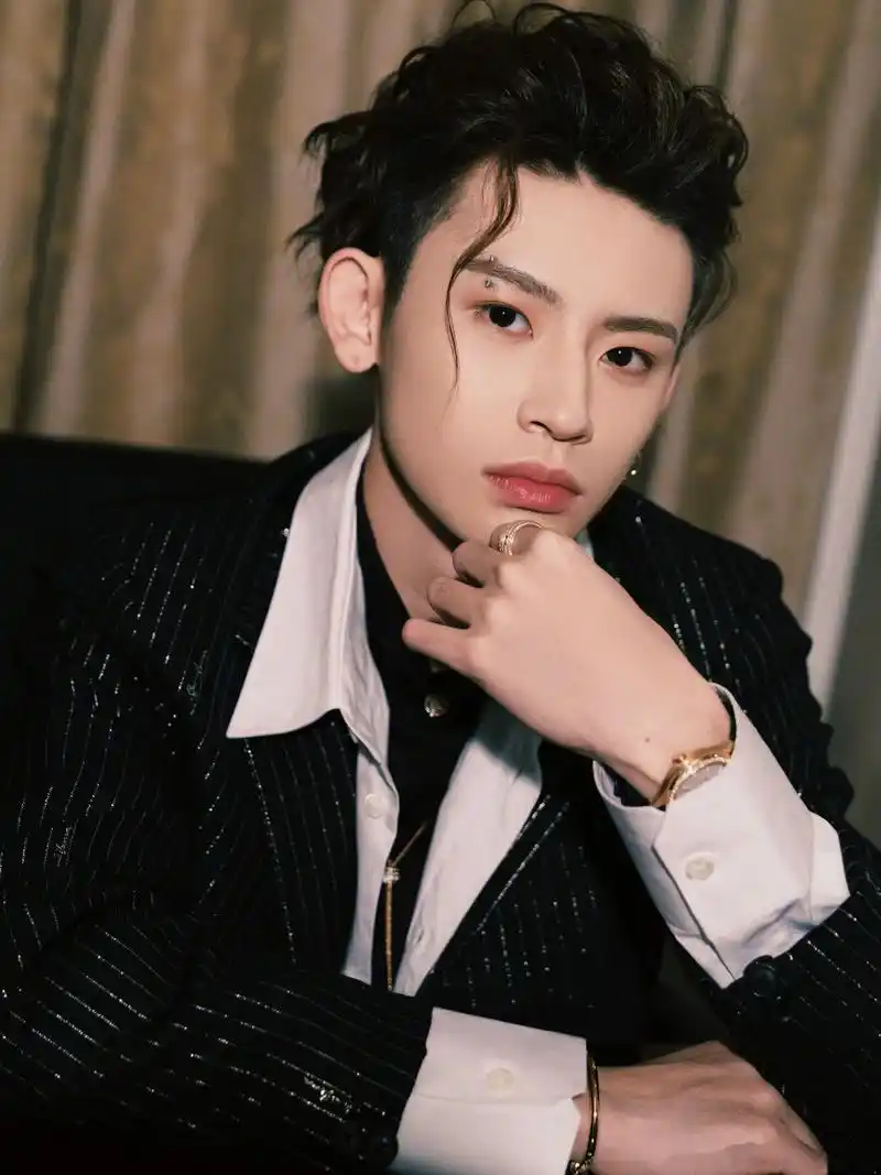 小鬼王琳凯 一身黑白叠穿,鎏银西装造型亮相成都,复古羊毛卷发型帅