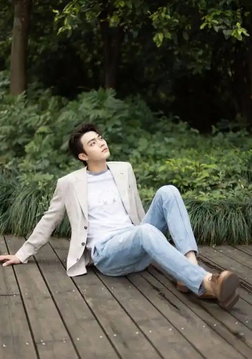 许凯,模特出道,颜值高,大长腿,是标准的帅哥长相.