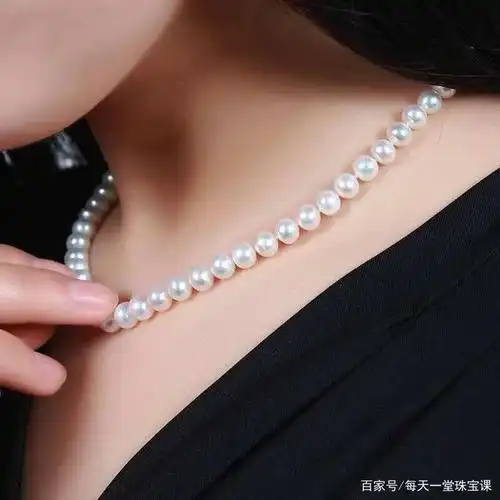 珍珠项链的形式有很多,多尝试多选择,都可以戴出自己的风格