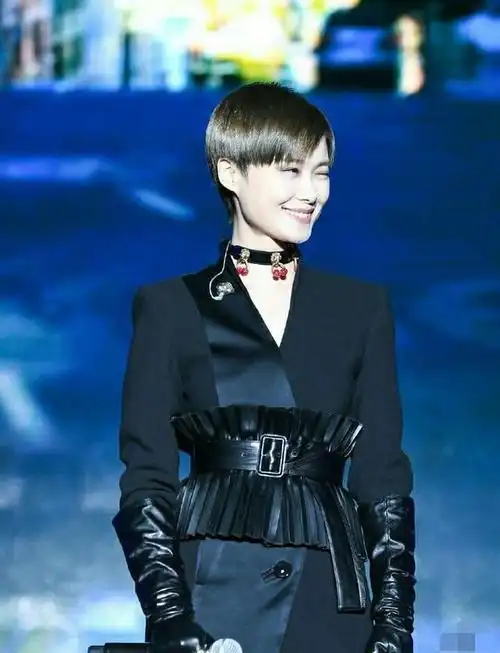 李宇春近照,国字脸棱角分明,37岁的她,没有绯闻成了一股清流