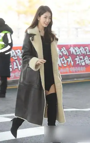 朴信惠光腿穿长靴 长款皮衣气场逼人