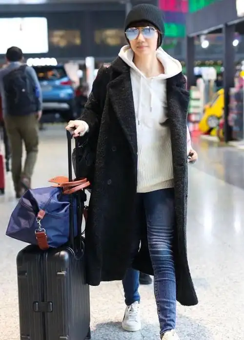 袁泉又带火了一种简约穿法羊羔毛外套牛仔裤马丁靴时髦洋气