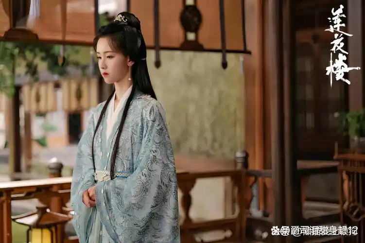 陈都灵07黄金腰臀比清纯校花素颜证件照撞脸贵妇章泽天