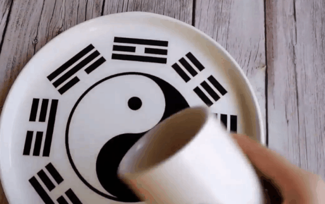 动图只是示意,实际摇卦是捂住筒口,双手晃动,需要庄重虔诚.