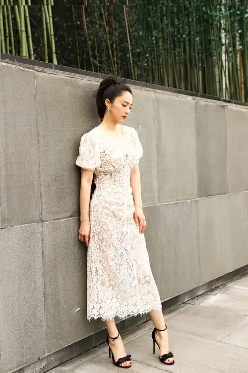 董璇三亚出席活动白色蕾丝裙美如女神离婚后状态开挂