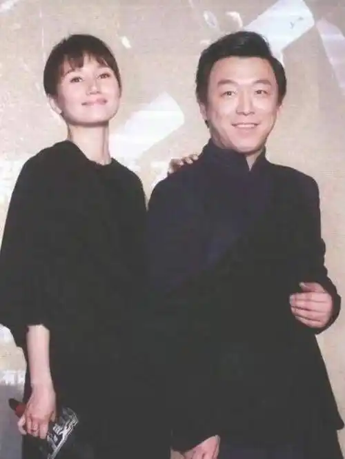 黄渤追她13年,成名后对还她不离不弃,如今46岁被黄渤宠成公主_妻子