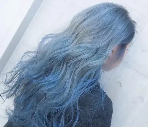 全新湖蓝色渐变染头发长发卷发宝蓝色的头发颜色就十分醒目了,配搭短